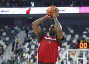 关于詹姆斯在拜仁比赛中反败为胜，领先优势明显引发热议！引发球迷热议的信息